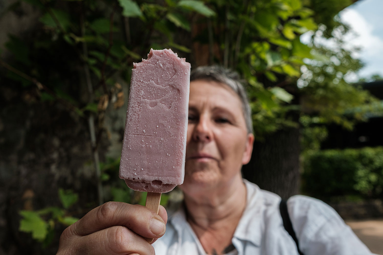 Erwachsene mit Eis im Vordergrund