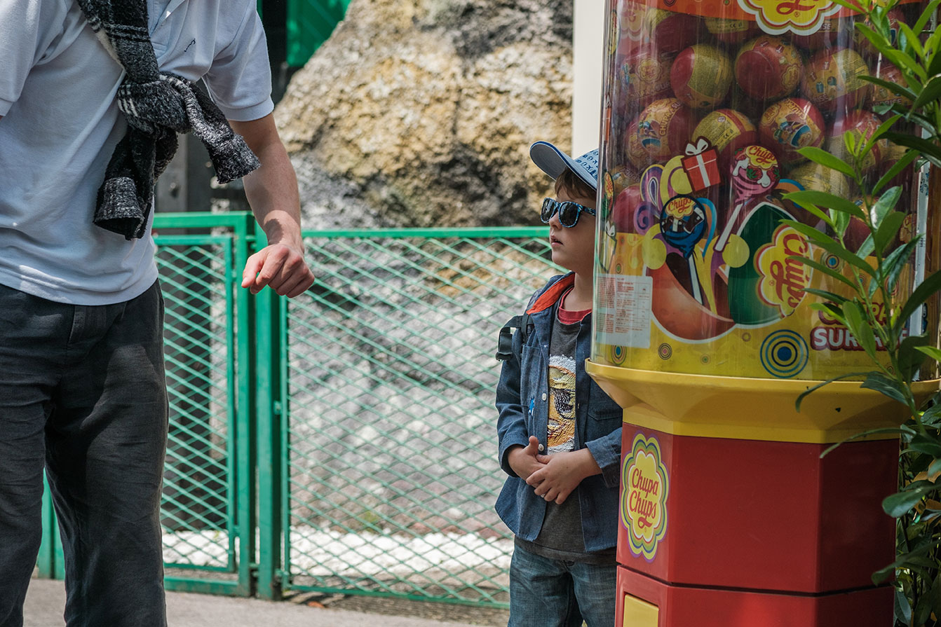 Kind hinter Lolli-Automat