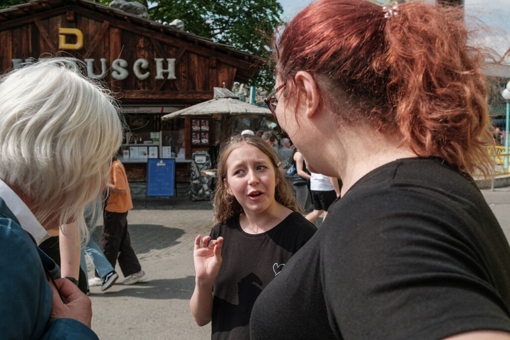 Zwei Erwachsene schauen zu Jugendlicher