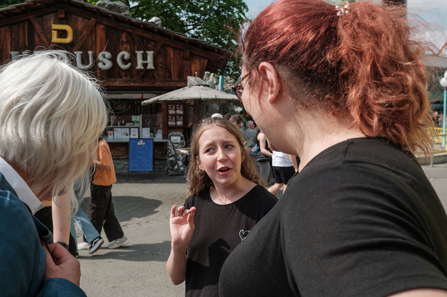 Zwei Erwachsene schauen zu Jugendlicher