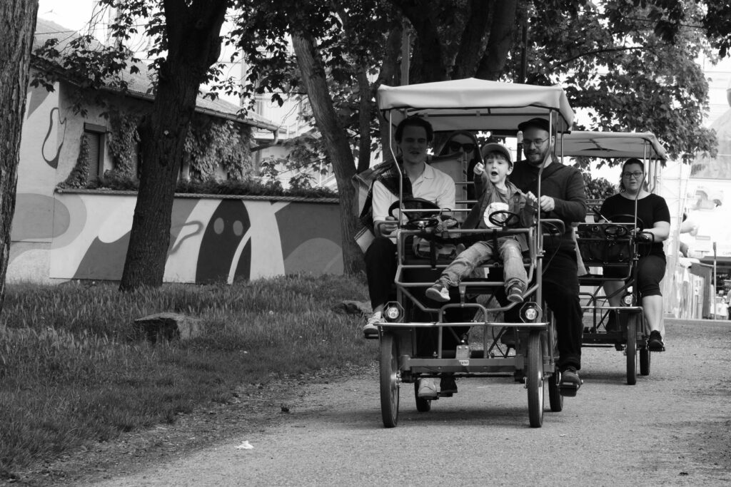 Erwachsene und Kinder auf Rikscha