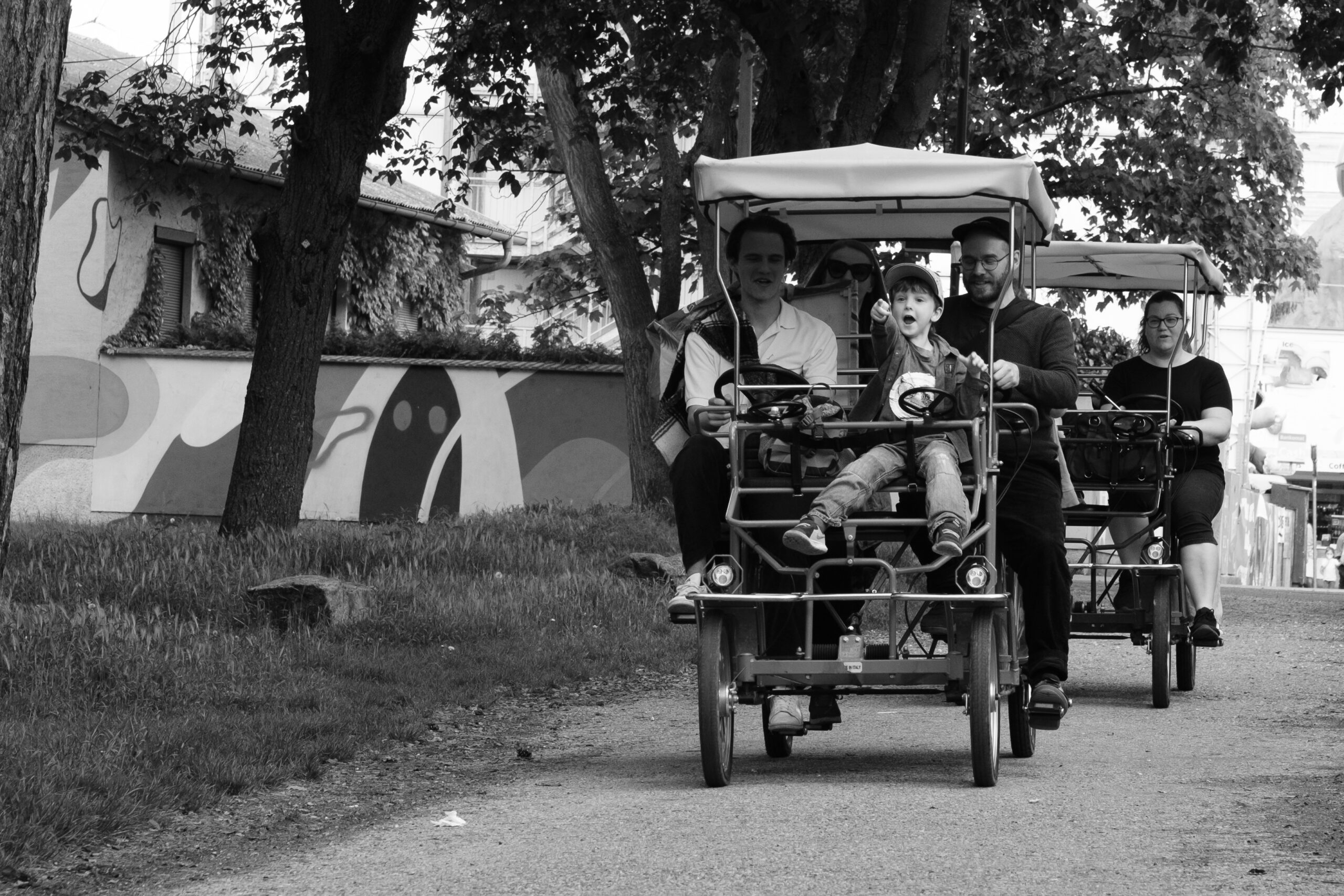 Erwachsene und Kinder auf Rikscha